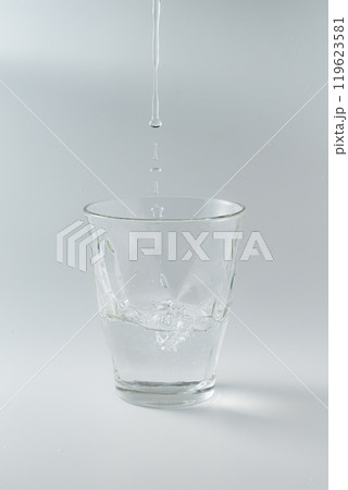 シンプルなガラスコップに水を注ぐ 119623581