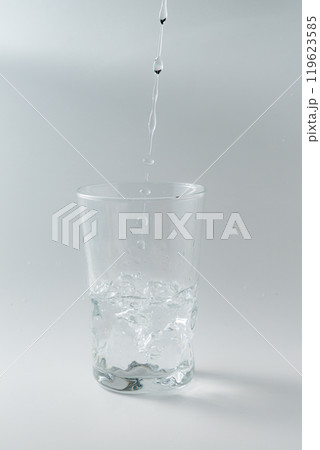 シンプルなガラスコップに水を注ぐ 119623585