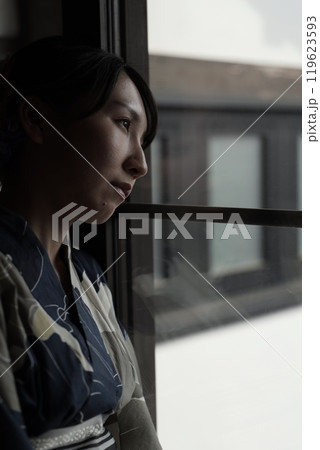 格子戸に佇み浴衣の女性 格子戸に佇み浴衣の女性 119623593