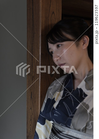 和室の部屋の若い浴衣の女性 和室の部屋の若い浴衣の女性 119623597