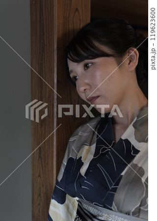 和室の部屋の若い浴衣の女性 和室の部屋の若い浴衣の女性 119623600