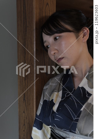 和室の部屋の若い浴衣の女性 119623603