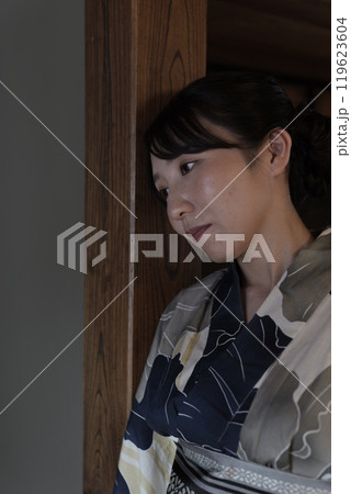 和室の部屋の若い浴衣の女性 和室の部屋の若い浴衣の女性 119623604