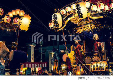 向かいあう祭りの山車 夜の川越まつり　b-2 暖色寒色強調 119624560