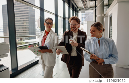 Dynamic Business Team Engaging in Effective Collaboration within a Modern Office Space Dynamic Business Team Engaging in Effective Collaboration within a Modern Office Space 119625032