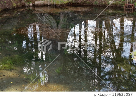 山梨県忍野八海 119625057
