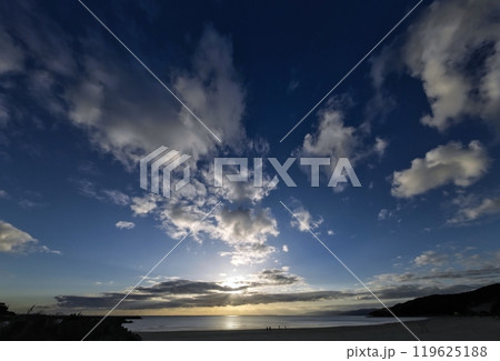 多様な雲が広がった夕空と砂浜海岸・冬・超広角・空主体・240101pm 119625188