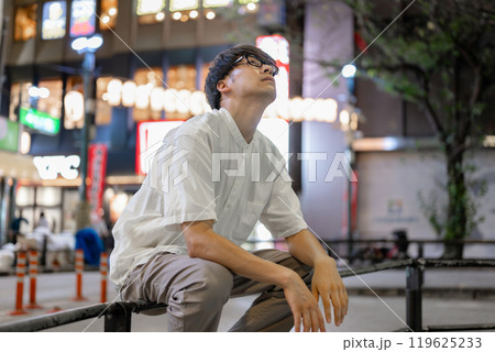 街で考え事をする男性 119625233