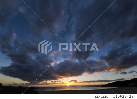 多様な雲が広がった夕空と砂浜海岸・冬・超広角・空主体・240101pm 多様な雲が広がった夕空と砂浜海岸・冬・超広角・空主体・240101pm 119625425