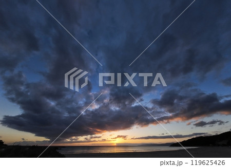 多様な雲が広がった夕空と砂浜海岸・冬・超広角・空主体・240101pm 多様な雲が広がった夕空と砂浜海岸・冬・超広角・空主体・240101pm 119625426