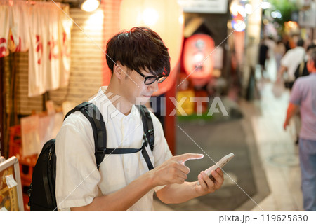 スマホを持つ男性 スマホを持つ男性 119625830