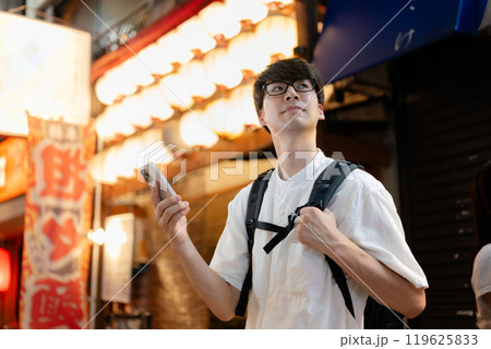 スマホを持つ男性 119625833