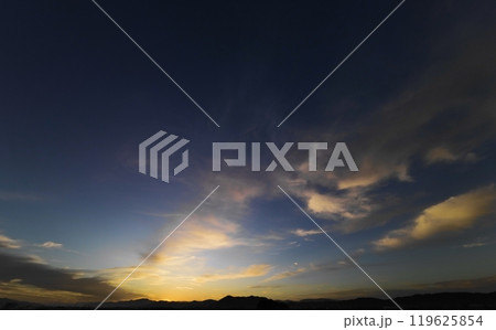 多様な雲が現れた幻想的な夜明け空・秋・超広角・空主体・241021am 119625854