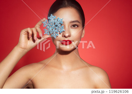 Beautiful young woman with glowing snowflake Beautiful young woman with glowing snowflake 119626106