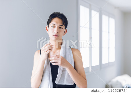 鏡を見つめる若い男性 鏡を見つめる若い男性 119626724