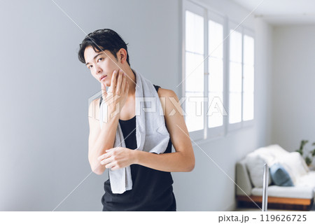 鏡を見つめる若い男性 鏡を見つめる若い男性 119626725