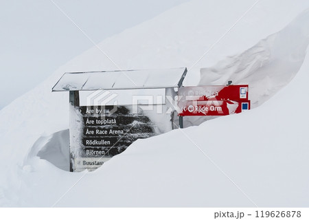 Beautiful Snow-Covered Signpost Standing Alone in a Serene Snowy Landscape During Winter Beautiful Snow-Covered Signpost Standing Alone in a Serene Snowy Landscape During Winter 119626878