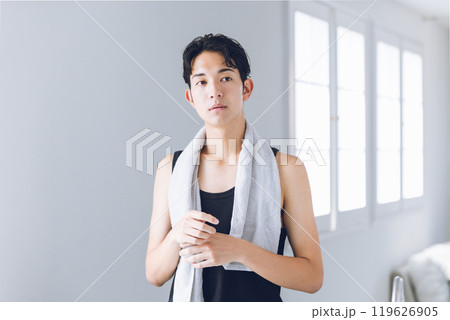 鏡を見つめる若い男性 鏡を見つめる若い男性 119626905