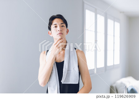 鏡を見つめる若い男性 119626909