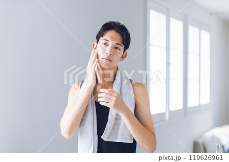 鏡を見つめる若い男性 119626961