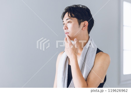 鏡を見つめる若い男性 鏡を見つめる若い男性 119626962