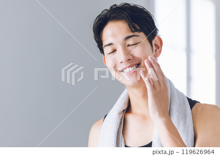 鏡を見つめる若い男性 鏡を見つめる若い男性 119626964