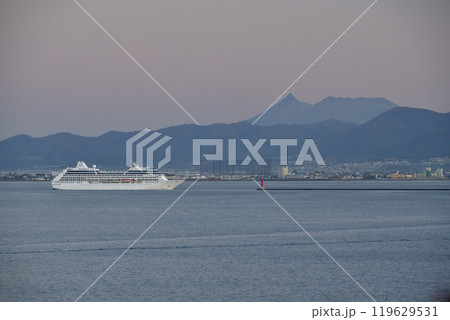 秋の北海道函館市で函館港に寄港するクルーズ船レガッタ号の風景を撮影 119629531