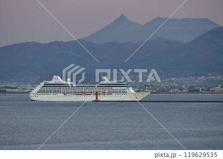 秋の北海道函館市で函館港に寄港するクルーズ船レガッタ号の風景を撮影 119629535