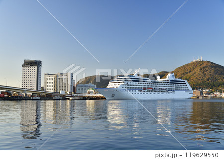 秋の北海道函館市で函館港に寄港するクルーズ船レガッタ号の風景を撮影 119629550