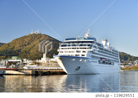 秋の北海道函館市で函館港に寄港するクルーズ船レガッタ号の風景を撮影 119629551