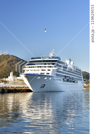秋の北海道函館市で函館港に寄港するクルーズ船レガッタ号の風景を撮影 秋の北海道函館市で函館港に寄港するクルーズ船レガッタ号の風景を撮影 119629553