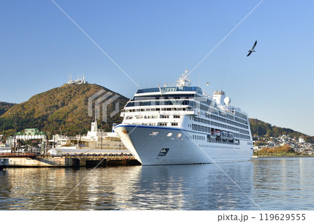 秋の北海道函館市で函館港に寄港するクルーズ船レガッタ号の風景を撮影 119629555