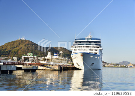 秋の北海道函館市で函館港に寄港するクルーズ船レガッタ号の風景を撮影 119629558