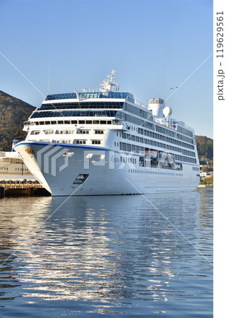 秋の北海道函館市で函館港に寄港するクルーズ船レガッタ号の風景を撮影 秋の北海道函館市で函館港に寄港するクルーズ船レガッタ号の風景を撮影 119629561