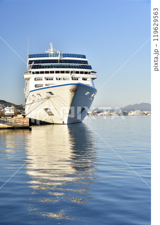 秋の北海道函館市で函館港に寄港するクルーズ船レガッタ号の風景を撮影 119629563