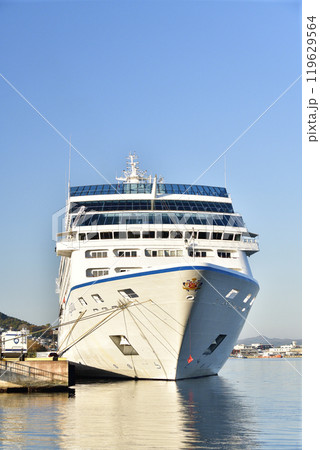 秋の北海道函館市で函館港に寄港するクルーズ船レガッタ号の風景を撮影 119629564