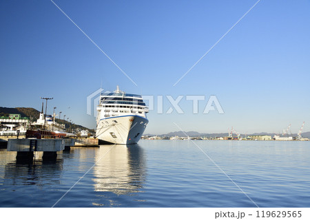 秋の北海道函館市で函館港に寄港するクルーズ船レガッタ号の風景を撮影 119629565