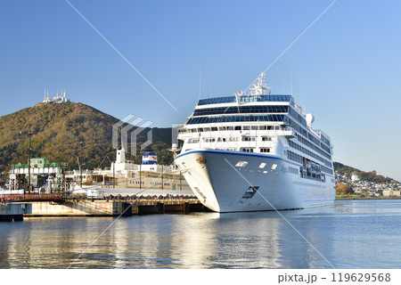 秋の北海道函館市で函館港に寄港するクルーズ船レガッタ号の風景を撮影 119629568