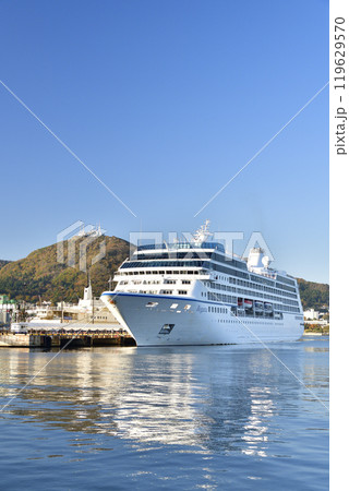 秋の北海道函館市で函館港に寄港するクルーズ船レガッタ号の風景を撮影 119629570