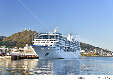 秋の北海道函館市で函館港に寄港するクルーズ船レガッタ号の風景を撮影 119629573