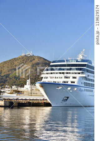 秋の北海道函館市で函館港に寄港するクルーズ船レガッタ号の風景を撮影 119629574