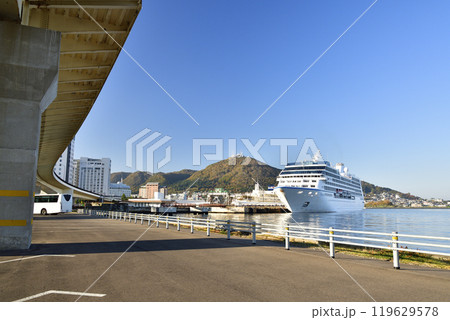 秋の北海道函館市で函館港に寄港するクルーズ船レガッタ号の風景を撮影 119629578