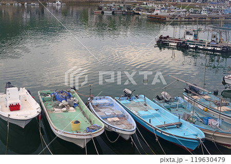 鞆の浦鞆港に繋がれた漁船達 鞆の浦鞆港に繋がれた漁船達 119630479