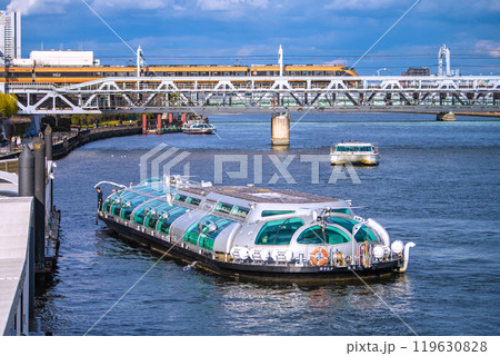 日本の東京都市景観 浅草水上バス乗船場とホタルナ。奥にアーバンランチやさくら、特急…＝18日 119630828