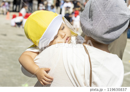 保育園の運動会中に寝た赤ちゃん(1歳、男の子、日本人) 保育園の運動会中に寝た赤ちゃん(1歳、男の子、日本人) 119630837