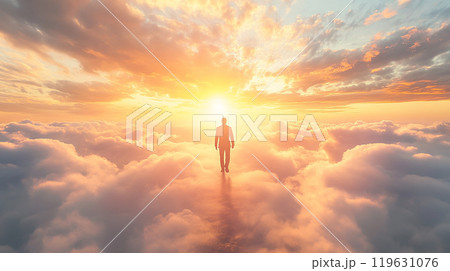 雲の上を歩く人物と日の出 119631076