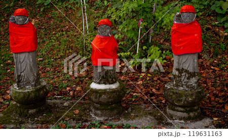 赤い頭巾をかぶったお地蔵さん　長野県大町市 119631163