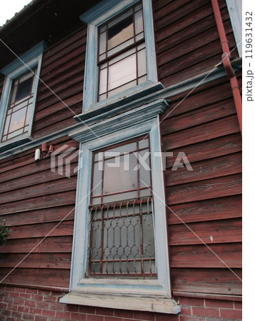 古い建物の洋式窓 119631432