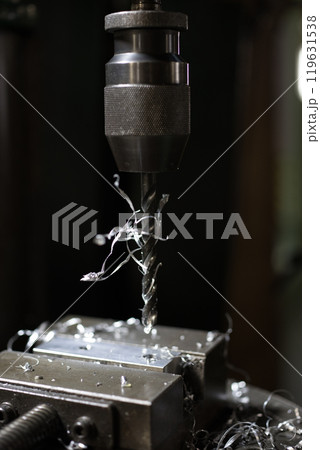 ボール盤でアルミの材料にザグリ加工 119631538