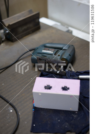 ボール盤で操作ボックスの穴あけ加工 119631586